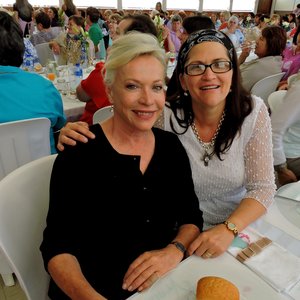 Die gasspreker, Sandra Prinsloo saam met ChrizÃ¼lene van Niekerk, organiseerder van die Vrouedag (Foto: Luzaan Botha)  